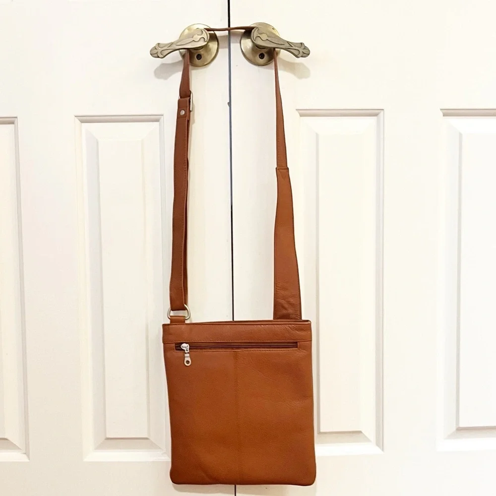 Paul & Taylor USA Caramel Brown Leather Crossbody Bag adjustable strap. Like new - Picture 5 of 12